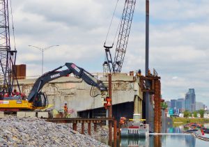 L’entreprise ETPO Géodex, spécialisée en travaux de fondations profondes, a procédé à la mise en place de pieux pour la construction d’un pont temporaire.