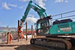 SPI Piling Ltd utilise une foreuse Grizzly MG-90 montée sur une pelle hydraulique Kobelco SK350 pour installer des pieux tubulaires destinés à la construction d'une jetée privée.