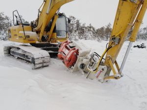 Des vibrateurs à pieux Gilbert Grizzly Multigrip MG-60 accomplissent la tâche difficile de pénétrer le sol gelé en permanence (pergélisol).