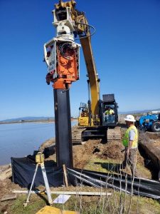 Un Grizzly MultiGrip MG90 de Gilbert a participé au projet de réparation de la rive de Mare Island en Californie.