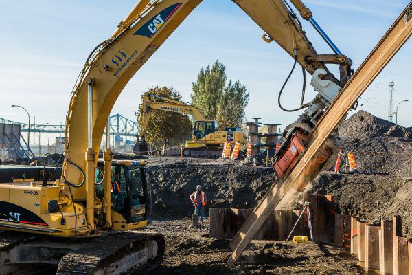 As part of the project to build a 2100 mm water pipe, a MG-90 vibratory pile driver mounted on a CAT 345D excavator was used.