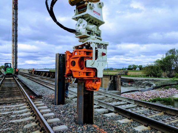 Le client d'un distributeur devait travailler entre deux chemins de fer sans arrêter le trafic ferroviaire, avec le vibrofonceur MG-60.