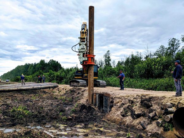 Opération du premier vibrofonceur Gilbert Grizzly MultiGrip en Biélorussie