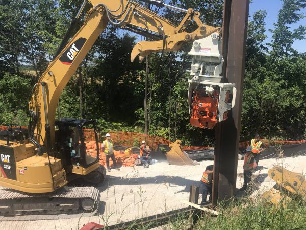 Une entreprise de construction met en place un projet de réfection de plusieurs ponceaux à l'aide de son vibrofonceur à prise latérale Gilbert MG-60.