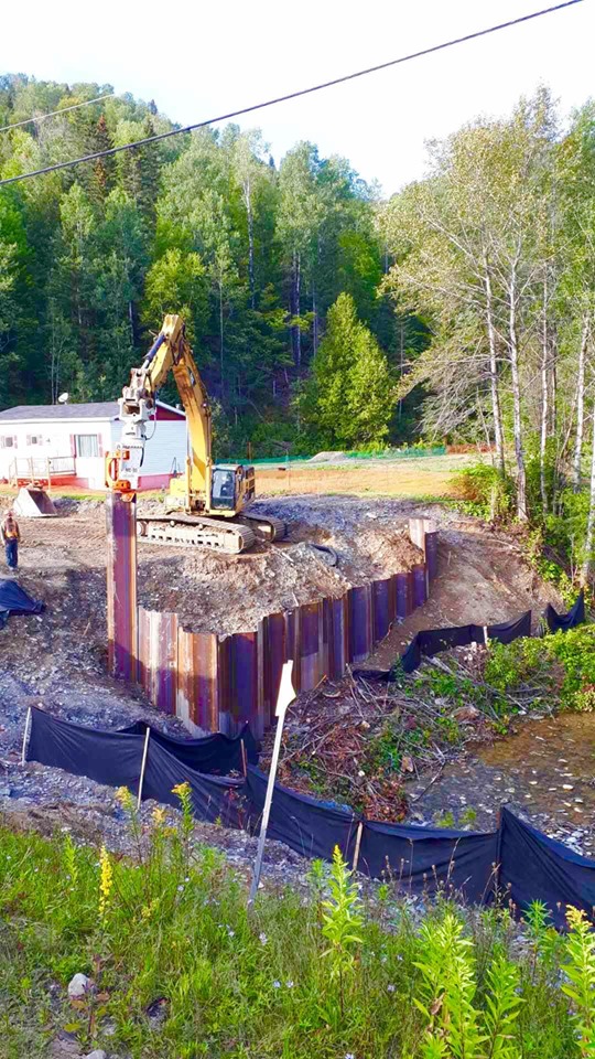 A Gilbert Grizzly MultiGrip MG-90 vibratory pile driver was used to execute the temporary support required for the culvert reconstruction.