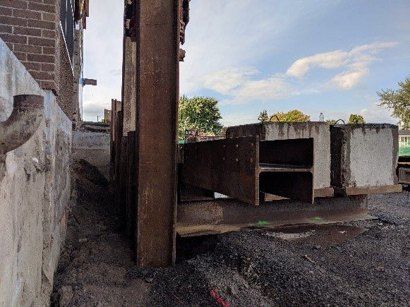 The Gilbert Grizzly MultiGrip MG-90 was the best equipment for reinforcing ground around a school foundation, in Brossard.