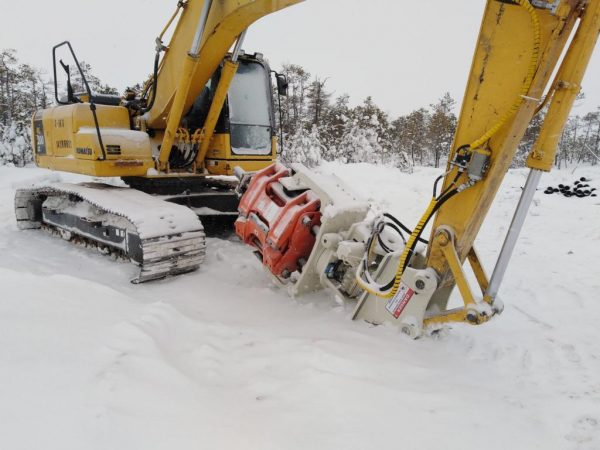 Two Gilbert Grizzly Multigrip MG-60 units were accomplishing the difficult task to penetrate through the permafrost soil.